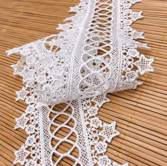 가정 직물 결혼 예복 의복 부속품을 위한 폴리에스테 면 화학 레이스 자수 직물 손질